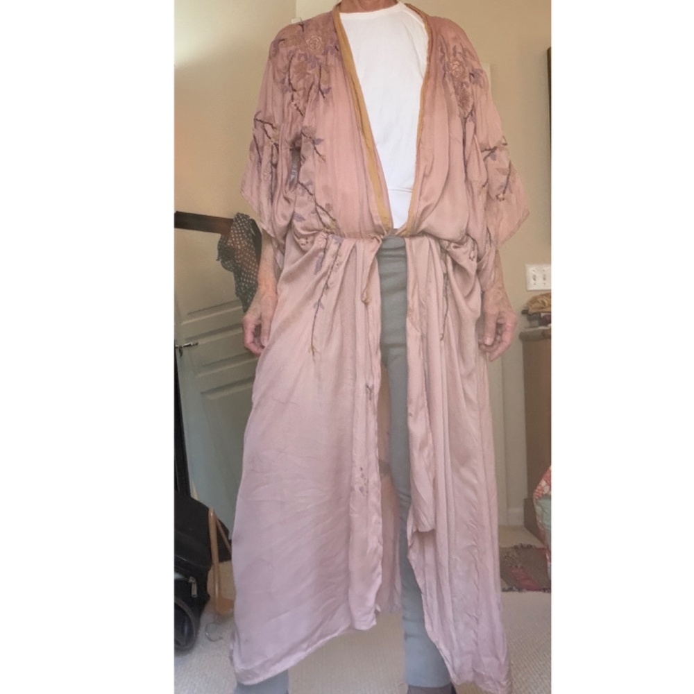 Magnolia Pearl Embroidered Sinchu Kimono - Picture 7 of 11